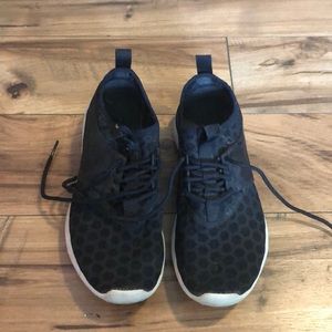 Black nike tennis shoes